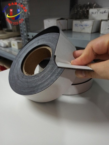 Cuộn nam châm dẻo khổ 5cm có keo