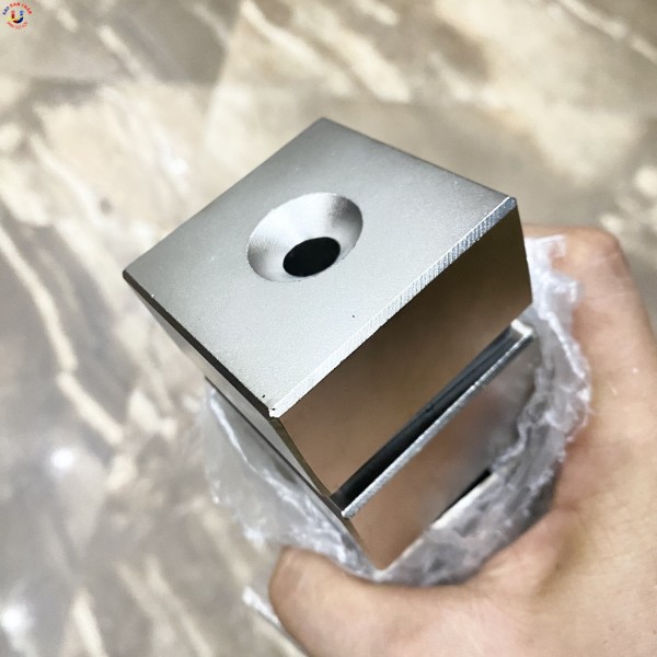 Nam châm đất hiếm 50x50x25 lỗ vát 10mm