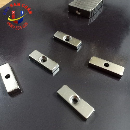 Nam châm viên 30x10x5 lỗ vát 4mm