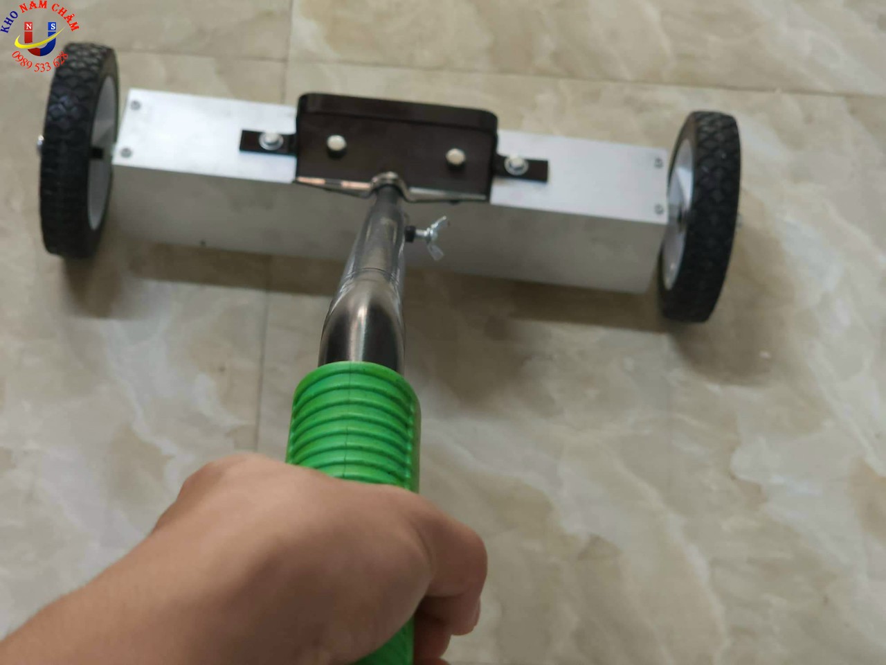 Xe hít đinh có tay cầm
