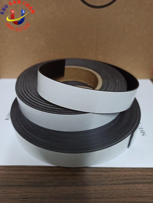 Cuộn nam châm dẻo khổ 2.5cm có keo