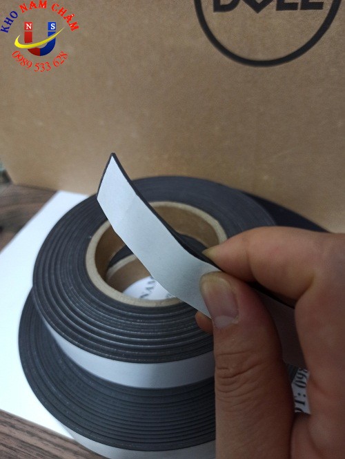 Cuộn nam châm dẻo khổ 2.5cm có keo