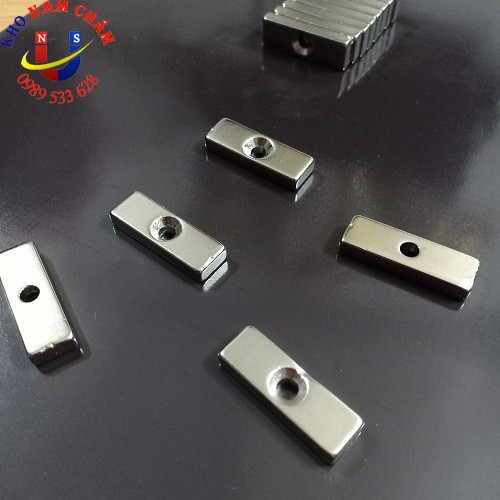 Nam châm viên 30x10x5 lỗ vát 4mm