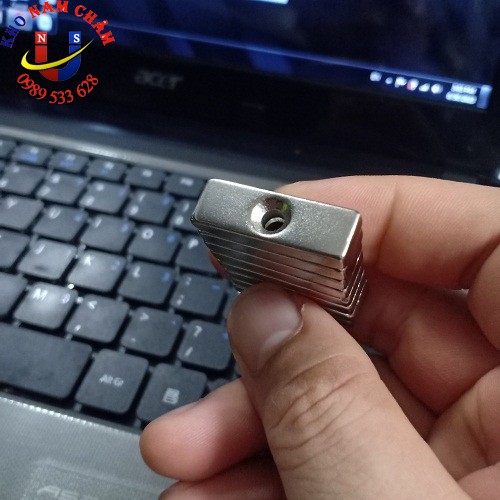 Nam châm viên 30x10x5 lỗ vát 4mm
