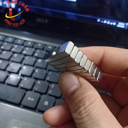 Nam châm viên 30x10x5 lỗ vát 4mm