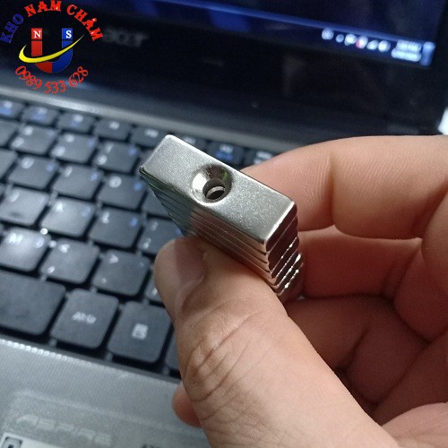 Nam châm viên 30x10x5 lỗ vát 4mm