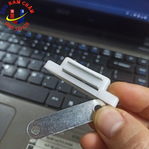 Nam châm hít cửa tủ loại to