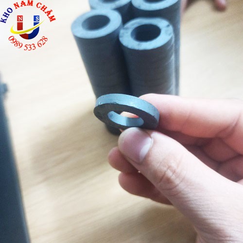 Nam châm đen 32x5 lỗ 19mm