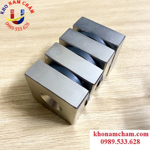 Nam châm viên 45x45x15 mm có lỗ vát M10