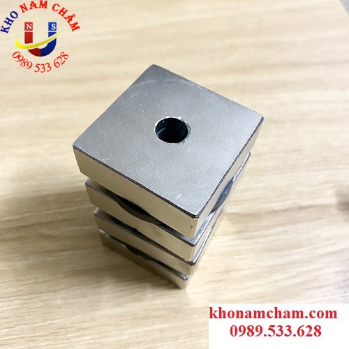 Nam châm viên 45x45x15 mm có lỗ vát M10